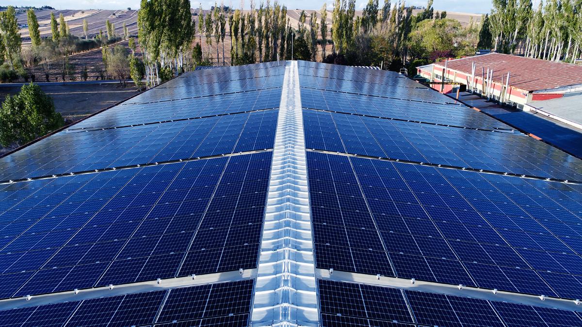 Udržitelné stavebnictví. Solární panely na střechách průmyslových hal dokážou ulevit životnímu prostředí.